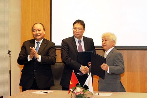 Deputy Prime Minister Nguyen Xuan Phuc witnesses the signing of a joint statement on bolstering affiliation between VAST and JAXA. (source: http://baodientu.chinhphu.vn)