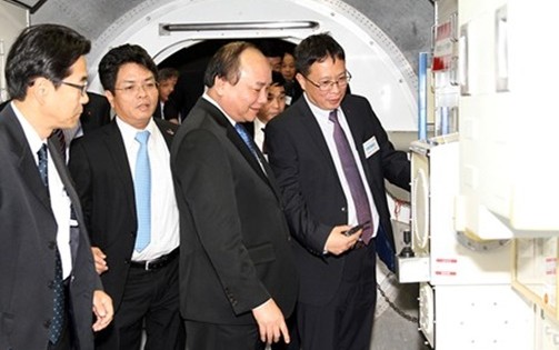 Deputy Prime Minister Nguyen Xuan Phuc inside Japanese Experiment Module KIBO at Tsukuba Space Center (source: http://baodientu.chinhphu.vn/)