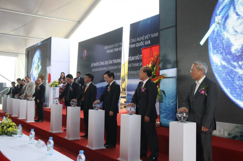 Representatives from Vietnam and Japan officially launch the contruction of Vietnam Space Center Project