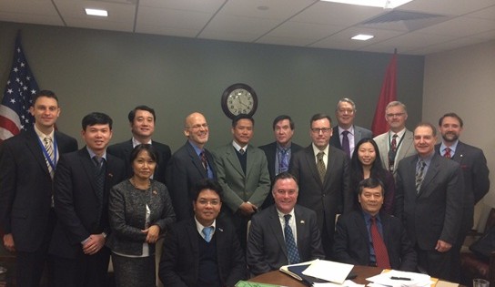 The delegation of Vietnam took photos with its American counterpart after the discussion.