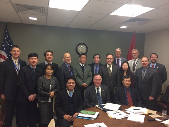 The delegation of Vietnam took photos with its American counterpart after the discussion.